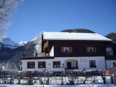 Ein allgemeiner Bergblick oder ein Berglick von des Gasthauses aus