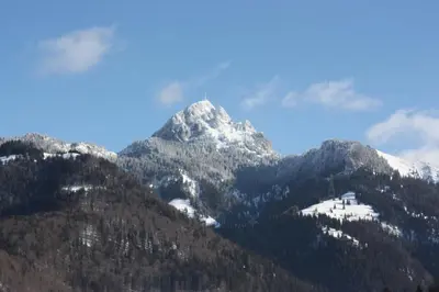 Ein allgemeiner Bergblick oder ein Berglick von des Gasthauses aus