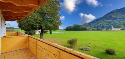 Ein allgemeiner Bergblick oder ein Berglick von des Bauernhofs aus