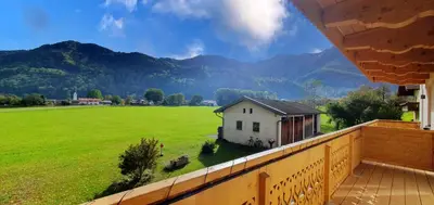 Ein allgemeiner Bergblick oder ein Berglick von des Bauernhofs aus