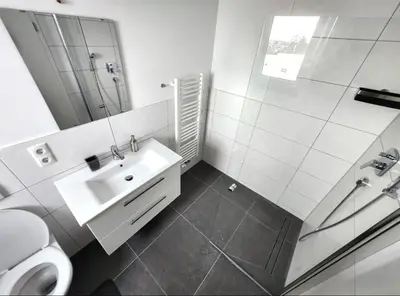 Ein Badezimmer in der Unterkunft Modernes Apartment mit WIFI, Aufzug & Kostenlos Parken EL-Living