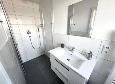 Ein Badezimmer in der Unterkunft Modernes Apartment mit WIFI, Aufzug & Kostenlos Parken EL-Living