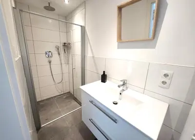 Ein Badezimmer in der Unterkunft Modernes Apartment mit WIFI, Aufzug & Kostenlos Parken EL-Living
