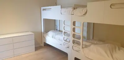 Ein Bett oder Betten in einem Zimmer der Unterkunft Starnberger Traum mit eigenem Steg