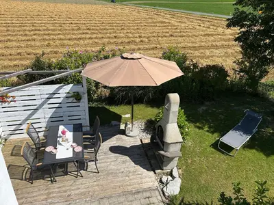 Ein Garten an der Unterkunft Ferienwohnung Chiemseezauber