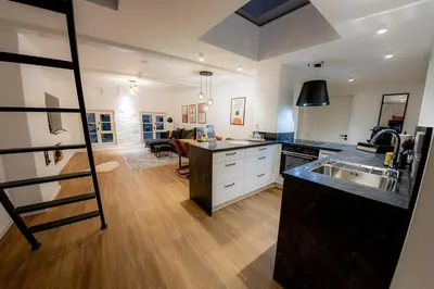 Küche/Küchenzeile in der Unterkunft Highlight am Stadtplatz Mühldorf - C4S COME4STAY - 2 Zimmer Wohnung I bis zu 5 Gäste