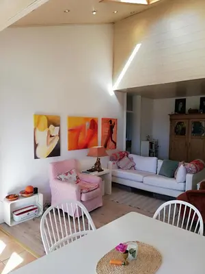 Ein Sitzbereich in der Unterkunft 3-Zi Atelierdachwohnung mit Bergblick Seenähe und 2 Loggia