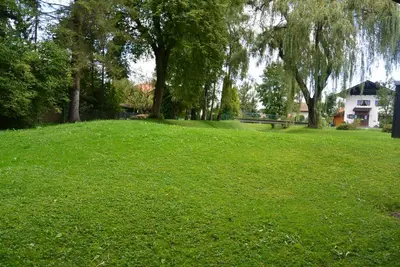 Ein Garten an der Unterkunft 3-Zi Atelierdachwohnung mit Bergblick Seenähe und 2 Loggia