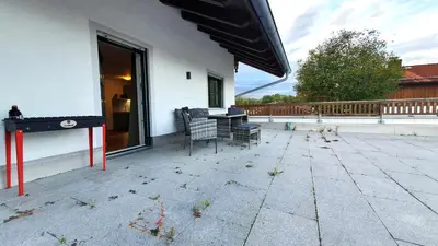 Ein Balkon oder eine Terrasse in der Unterkunft Ferienwohnungen am Simssee, Gutshof Alpenblick