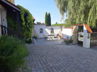 Ein Garten an der Unterkunft Pension und Ferienwohnungen Lerchl