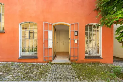 Eine Fassade oder ein Eingang zu Altstadttraum für Familien und Radfahrer
