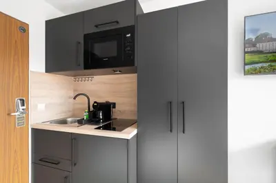Küche/Küchenzeile in der Unterkunft Homaris Apartments München Laim