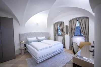 Ein Bett oder Betten in einem Zimmer der Unterkunft Maxim Suites by Elias Holl