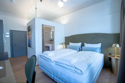 Ein Bett oder Betten in einem Zimmer der Unterkunft Maxim Suites by Elias Holl