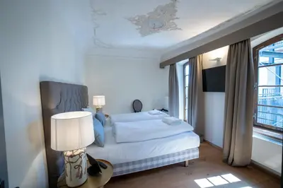 Ein Bett oder Betten in einem Zimmer der Unterkunft Maxim Suites by Elias Holl