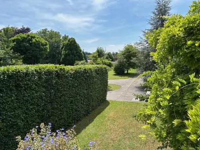 Ein Garten an der Unterkunft Schatzlhof Suite in Berg am Starnberger See