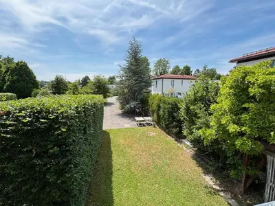 Ein Garten an der Unterkunft Schatzlhof Suite in Berg am Starnberger See