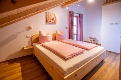 Ein Bett oder Betten in einem Zimmer der Unterkunft Ferienwohnungen zum Nigglhof