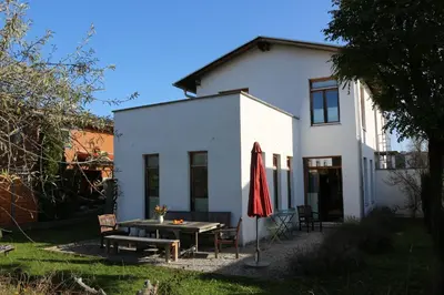 Das Gebäude in dem sich das Ferienhaus befindet
