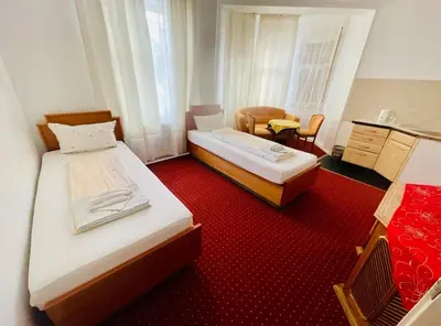 Ein Bett oder Betten in einem Zimmer der Unterkunft Pension De Lux Augsburg