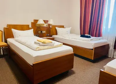 Ein Bett oder Betten in einem Zimmer der Unterkunft Pension De Lux Augsburg