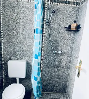 Ein Badezimmer in der Unterkunft Pension De Lux Augsburg