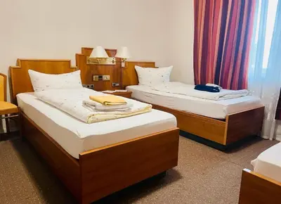 Ein Bett oder Betten in einem Zimmer der Unterkunft Pension De Lux Augsburg