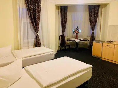 Ein Bett oder Betten in einem Zimmer der Unterkunft Pension De Lux Augsburg