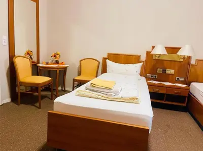 Ein Bett oder Betten in einem Zimmer der Unterkunft Pension De Lux Augsburg
