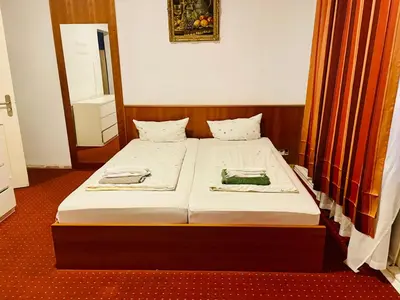 Ein Bett oder Betten in einem Zimmer der Unterkunft Pension De Lux Augsburg