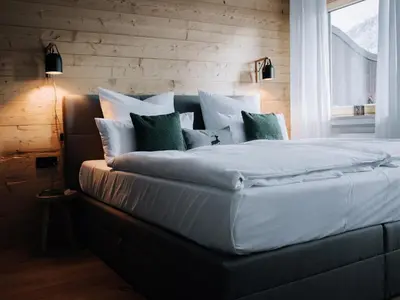 Ein Bett oder Betten in einem Zimmer der Unterkunft Die Karwendelsuite - 5 Sterne FeWo mit bestem Bergblick, zentrumsnah & ruhig gelegen, familienfreundlich
