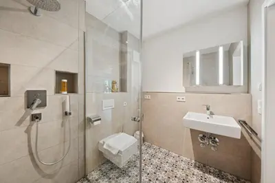Ein Badezimmer in der Unterkunft Vaicun Stays - Blick auf den Tegernsee