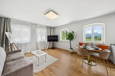 TV/Unterhaltungsangebot in der Unterkunft Vaicun Stays - Blick auf den Tegernsee