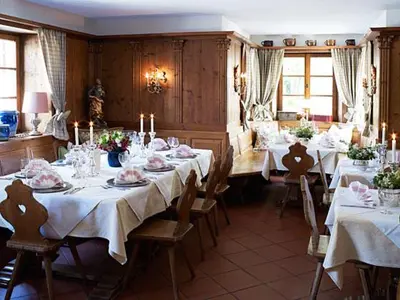 Ein Restaurant oder anderes Speiselokal in der Unterkunft Alte Posthalterei Zorneding