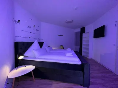 TV/Unterhaltungsangebot in der Unterkunft Modern Apartments Neuburg C - TOP - 3 Zimmer, Stellplatz, Zentrum, Wi-Fi, 3 TV, Küche