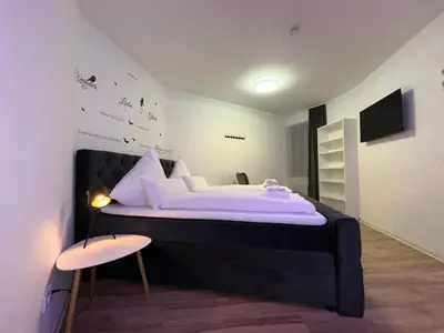 Ein Bett oder Betten in einem Zimmer der Unterkunft Modern Apartments Neuburg C - TOP - 3 Zimmer, Stellplatz, Zentrum, Wi-Fi, 3 TV, Küche