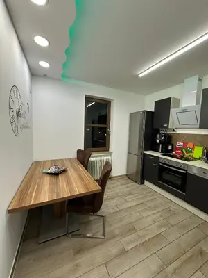 Küche/Küchenzeile in der Unterkunft Modern Apartments Neuburg C - TOP - 3 Zimmer, Stellplatz, Zentrum, Wi-Fi, 3 TV, Küche