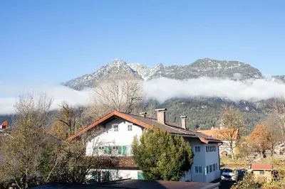 Ein allgemeiner Bergblick oder ein Berglick von der Ferienwohnung aus