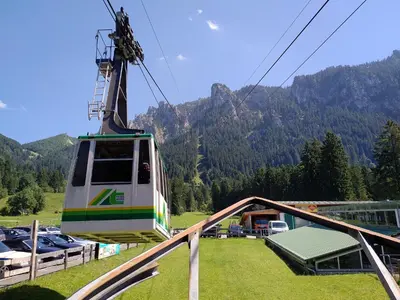 Ein allgemeiner Bergblick oder ein Berglick von des Ferienhauses aus