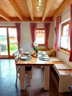 Ein Sitzbereich in der Unterkunft Feriendorf Via Claudia Ferienhaus Lechsee