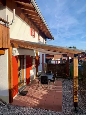 Das Gebäude in dem sich das Ferienhaus befindet