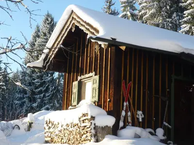 Idyllisches Ferienhaus mit Terrasse im Winter