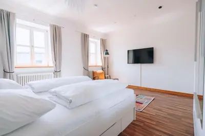 TV/Unterhaltungsangebot in der Unterkunft Große 4-Zimmer-Wohnung in der Ingolstädter City.