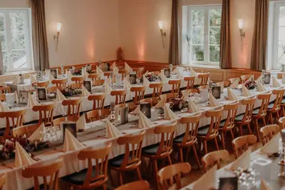 Ein Restaurant oder anderes Speiselokal in der Unterkunft Gastwirtschaft & Hotel Doll