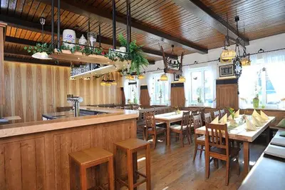 Ein Restaurant oder anderes Speiselokal in der Unterkunft Gastwirtschaft & Hotel Doll