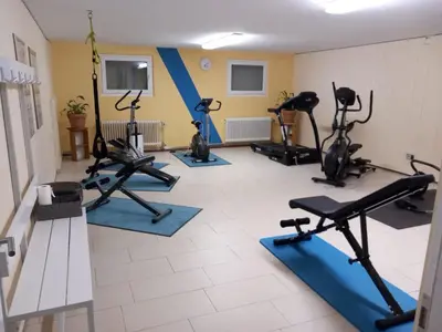 Das Fitnesscenter und/oder die Fitnesseinrichtungen in der Unterkunft Chiemgau Comfort A3 Ferienwohnanlage Oberaudorf mit Hallenbad