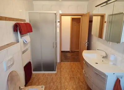 Ein Badezimmer in der Unterkunft 4 Zimmer Wohnung im 1. Stock