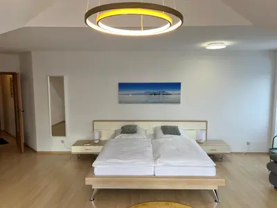 Ein Bett oder Betten in einem Zimmer der Unterkunft DG-Wohnung in Waldkraiburg 50qm