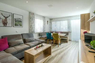 Ein Sitzbereich in der Unterkunft Chiemgau Comfort C3 Ferienwohnanlage Oberaudorf mit Hallenbad und Sauna
