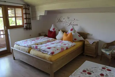 Ein Bett oder Betten in einem Zimmer der Unterkunft Schusterhof